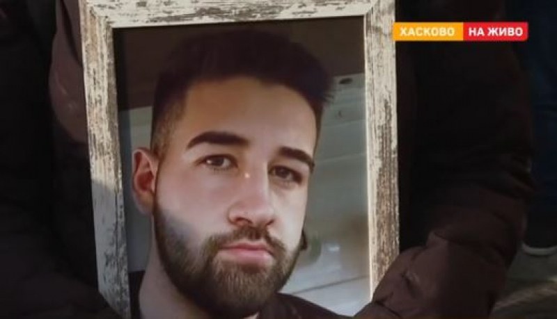 Кола помете и уби млад мъж, шофьорът напусна страната ВИДЕО