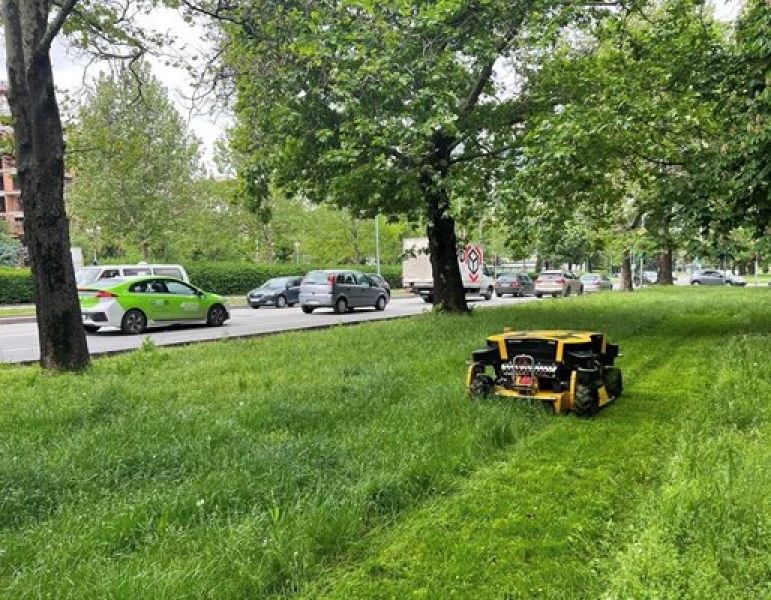 Косачка робот се бори с избуялата трева в Пловдив