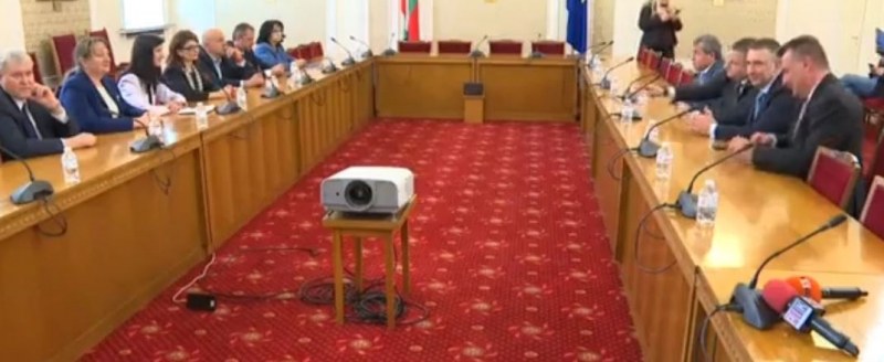 Започва срещата между кандидата за премиер на ГЕРБ-СДС Мария Габриел