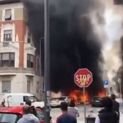 Няколко автомобила пламнаха след експлозия в центъра на Милано съобщи