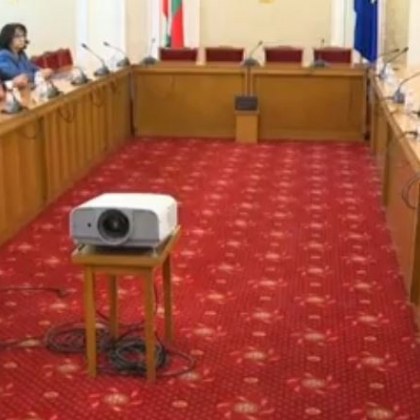 Започва срещата между кандидата за премиер на ГЕРБ СДС Мария Габриел