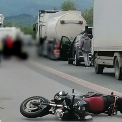 Моторист падна и се удари в камион, ранен е СНИМКА