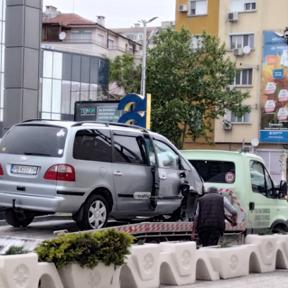 Сблъсък между кола и автобус на градския транспорт в Пловдив СНИМКИ