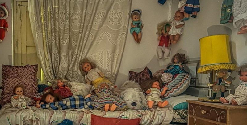 Прокълнати! В Испания откриха изоставена къща с хиляди кукли СНИМКИ