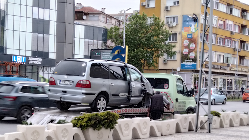 Сблъсък между кола и автобус на градския транспорт в Пловдив СНИМКИ