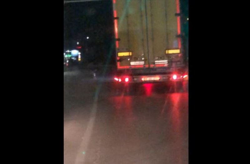 Тир тръгна да обръща на булевард, помете спирка  ВИДЕО