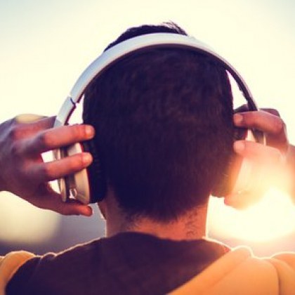 Съвети в социални мрежи и платформи за слушане на музика