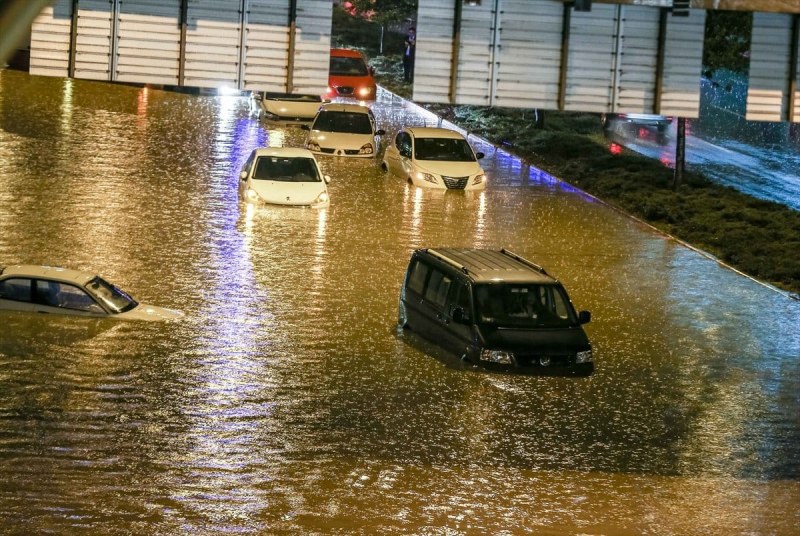 Проливен дъжд наводни части от Анкара СНИМКИ+ВИДЕО