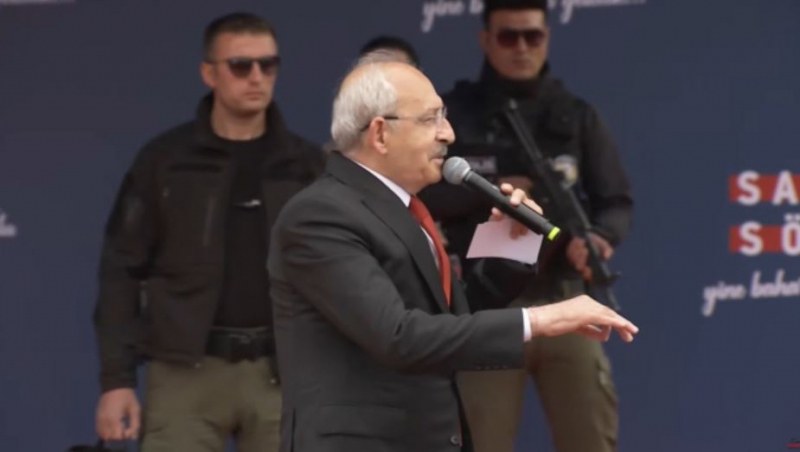 Противникът на Ердоган с бронирана жилетка ден преди вота