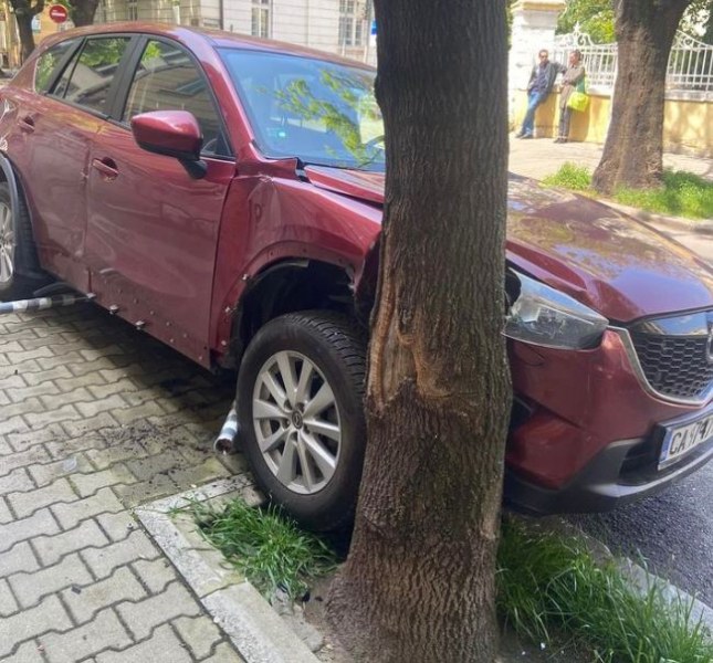 Катастрофа е станала тази сутрин в София. Паркиран лек автомобил