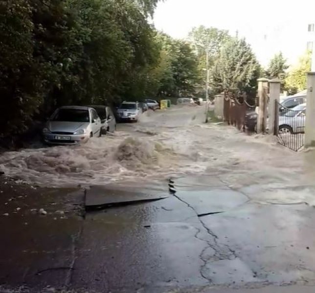 Водопроводна тръба гръмна на улица във Варна* СНИМКИ
