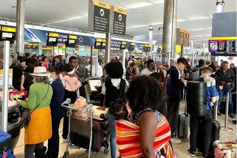 Десетки полети отложени на лондонското летище Гетуик заради дрон