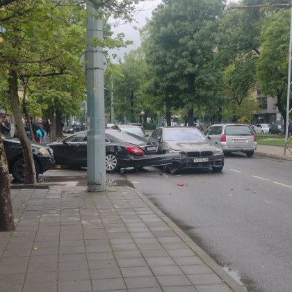 БМВ и Мерцедес се удариха на бул Македония в Пловдив
