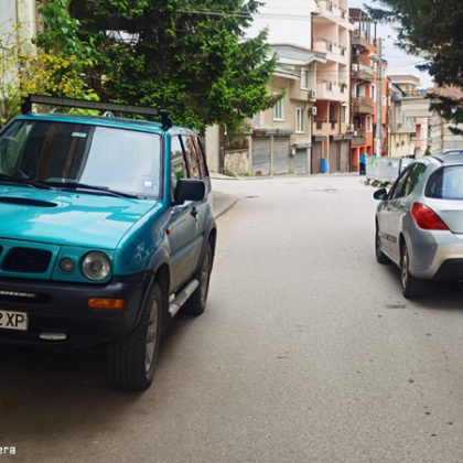 Два автомобила сериозно затормозиха движението по асеновградска улица То бива бива
