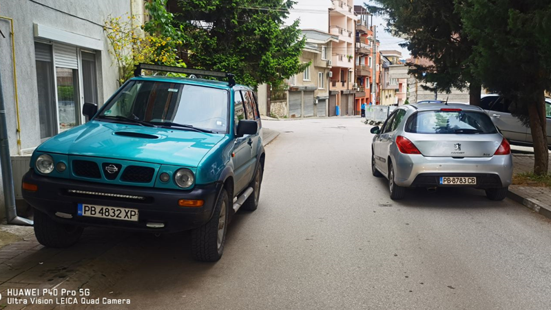 Два автомобила сериозно затормозиха движението по асеновградска улица.То бива, бива, ама