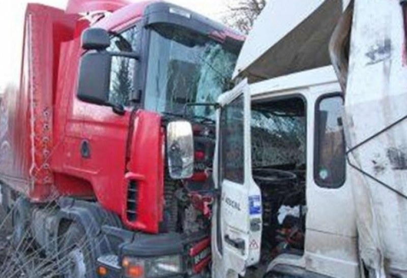 Челна катастрофа между два камиона на Е-79, има жертва