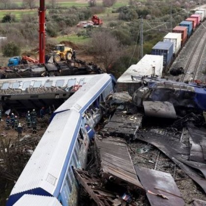 Група представляваща 57 те жертви на най тежката железопътна катастрофа в Гърция