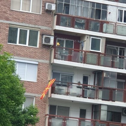 Знаме на  се вее от тераса в квартал Кючук Париж