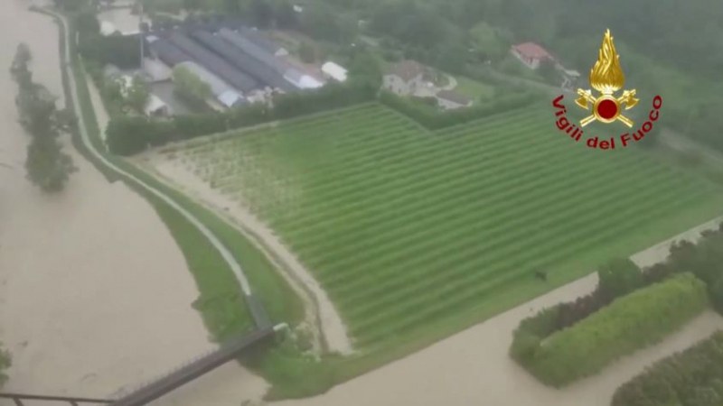 Наводнения и в Италия, хора попаднаха във воден капан СНИМКИ