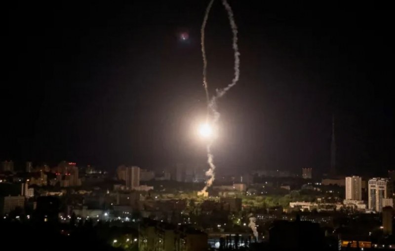 Силни експлозии в Киев, обявиха въздушна тревога