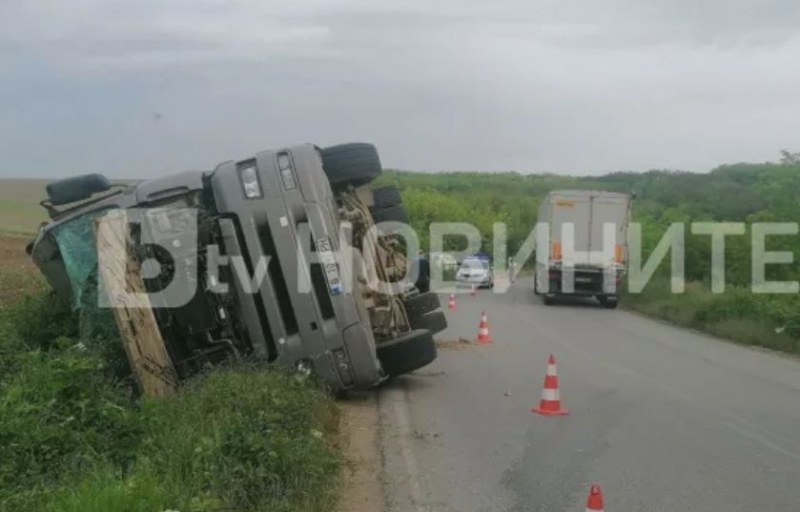 Цистерна с вода се обърна край Търново