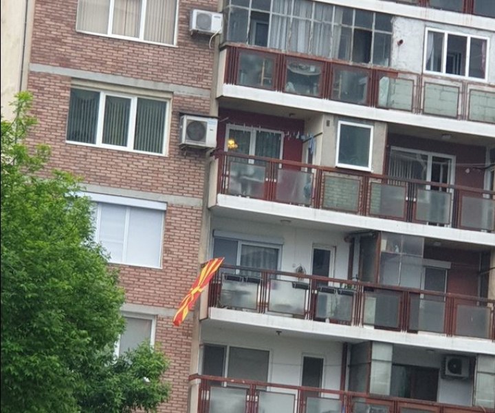 Знаме на РСМ се развя на блок в Пловдив, реакциите не закъсняха СНИМКА