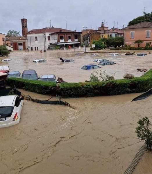 Огромни наводнения и свлачища в Североизточна Италия взеха най-малко пет
