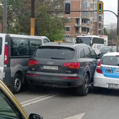 Катастрофа с три коли стана преди минути в София Инцидентът