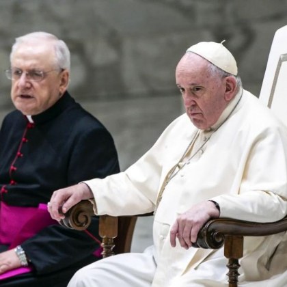 Папа Франциск днес прекъсна седмичната си аудиенция на площад Свети