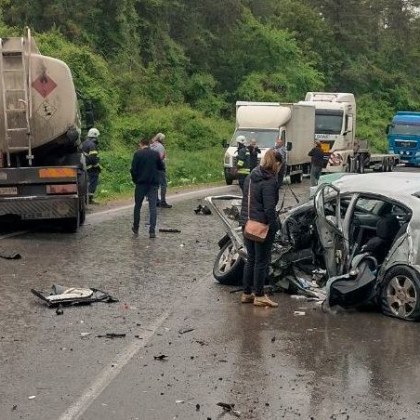 Катастрофа между цистерна и лек автомобил затвори пътя Русе