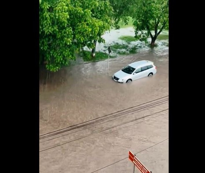 Улици под вода в Ловеч, коли са потопени  ВИДЕО