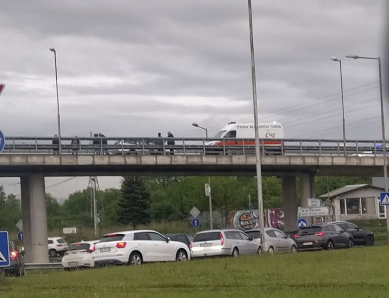 Четири коли се блъснаха на мост в София СНИМКА