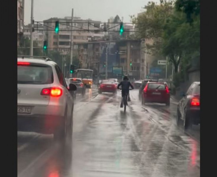 Дете кара колело посредата на булевард, виждат ли го шофьорите? ВИДЕО