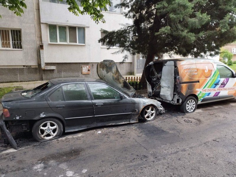 Две коли горяха тази нощ в София СНИМКИ