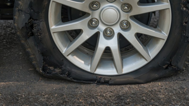Как да реагираме при спукана гума, ако сме в движение?