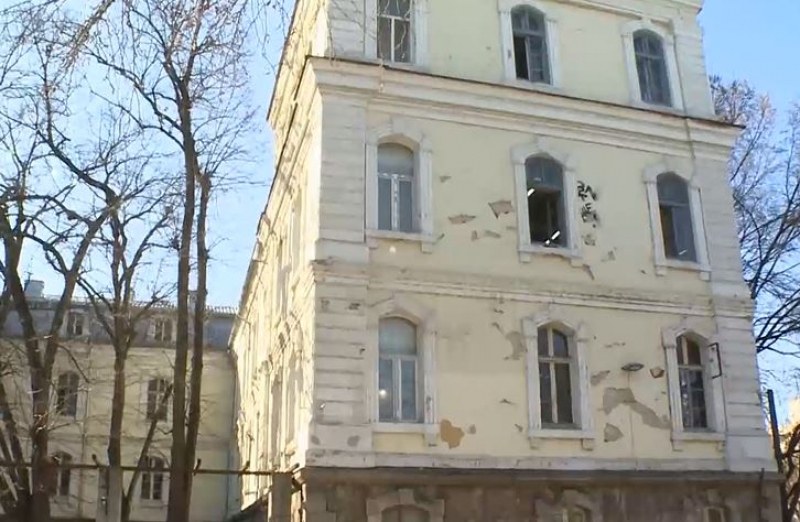 Мазилка пада от фасадата на пловдивско училище