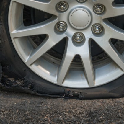 Спукване на гума при висока скорост може да доведе до