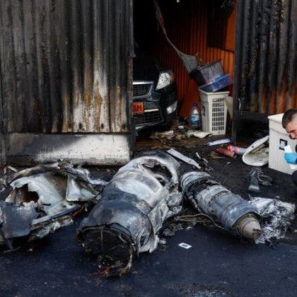 Падащи отломки по време на въздушно нападение предизвикаха пожари в