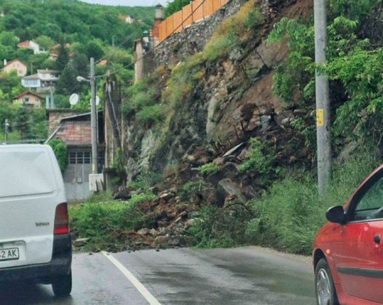 Свлачище падна на главния път в пловдивско село  СНИМКИ