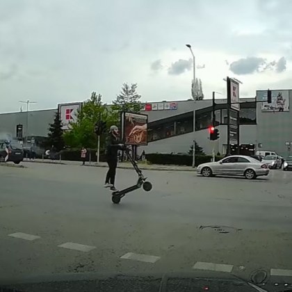 Тротинеткаджия се изживя като моторист, движи се на една гума ВИДЕО