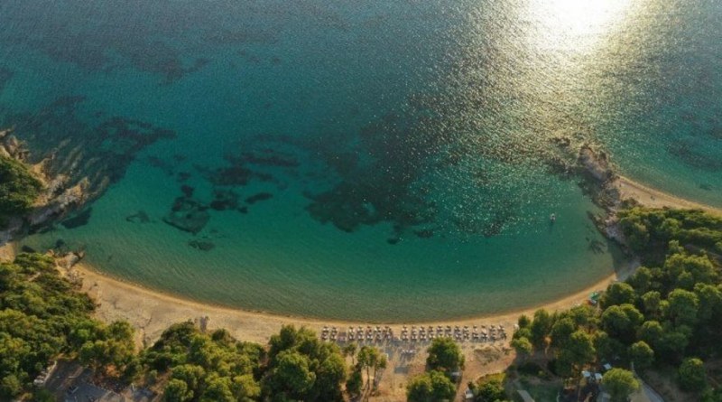 Малък остров в Гърция привлича с уникална красота СНИМКИ