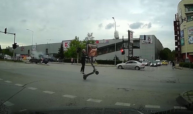 Тротинеткаджия се изживя като моторист, движи се на една гума ВИДЕО