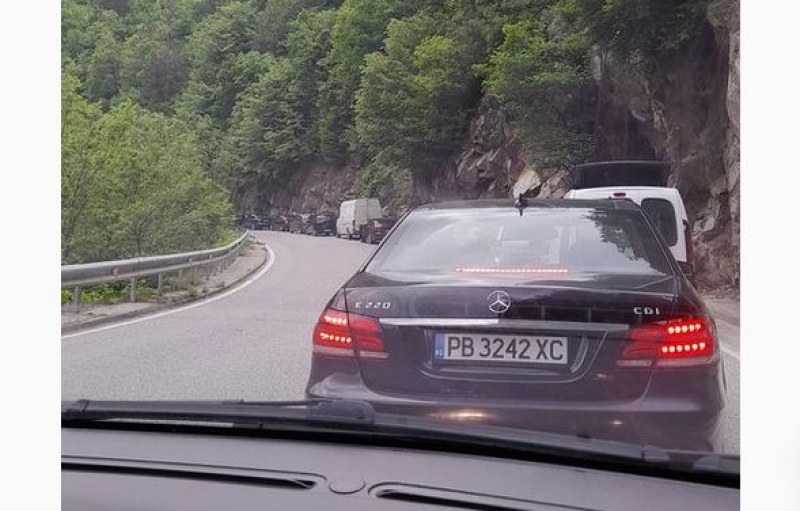Катастрофа до Бачково е блокирала пътя Асеновград-Смолян. По думите на