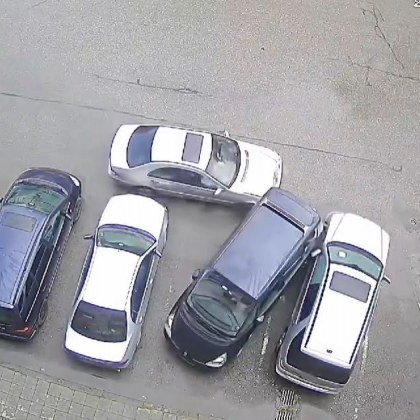 Мерцедес отнесе две паркирани коли ВИДЕО