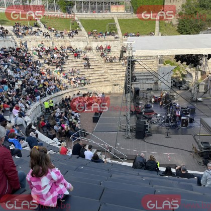 Над един час закъснява старта на концерта на Крис Норман