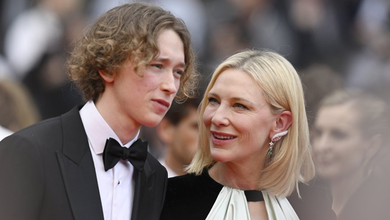 Кейт Бланшет се появи с големия си син на филмовия фестивал в Кан СНИМКИ