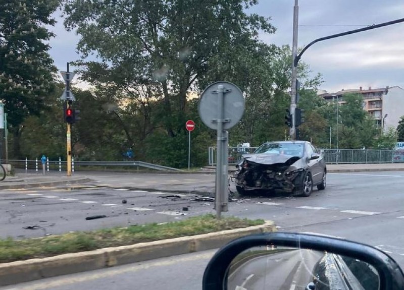 Кола е пламнала след мелето в София, има ранен СНИМКИ