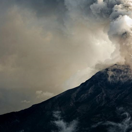 Етна един от най активните вулкани в света изхвърли дим и