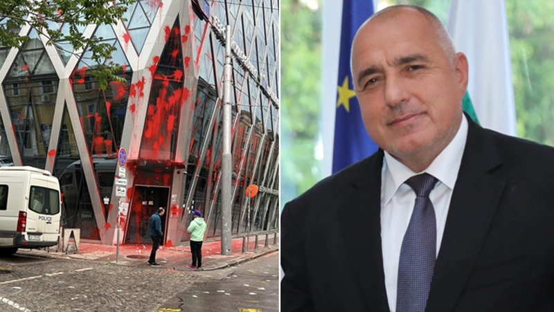 Метнаха червена боя по сградата на ЕК в София, реакцията на Борисов не закъсня