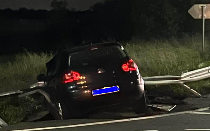 Пиян шофьор заби Фолксвагена си в мантинелата и излезе извън